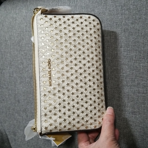 Michael Kors MD Chain Pochette in Vanilla Signature with Gold Stars - Picture 2 of 14